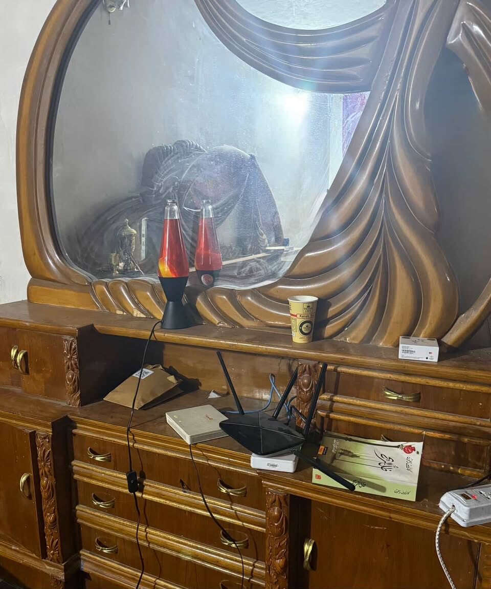 السلام عليكم 
غرفة اخشاب ، قطع عدد ٨ ، الغرفة قوية ونظيفة
كنتور ٦ ابواب ، ميز جرارات ، و ميز للاغراض ، و كومدي ٢ ، وزاوية ، اللي حاب يتفضل خاص ، الغرفة جدا كبيرة و عملاقة
*********** اللي حاب يتفضل واتس اب
