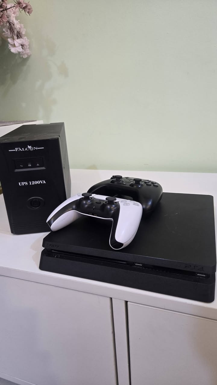سلام عليكم 

بلايستيشن 4 السلم(اونلاين غير مهكر)
ذاكرة 861GB مو 512GB ركز.
جهاز لوك ما مفتوح نهائياً وافحص بي وين ما تريد كلشي بي شغال.
ملحقات:
UBS 1200VA
 يدة احترافية ويدة بلي فايف تربط على بلي فور. اليدات اثنينهن مابيهن اي مشاكل
السعر 275 بدون معاملة.
بدون UPS
السعر يصير 235 بدون معاملة.
عنواني بغداد شهداء البياع.
***********
