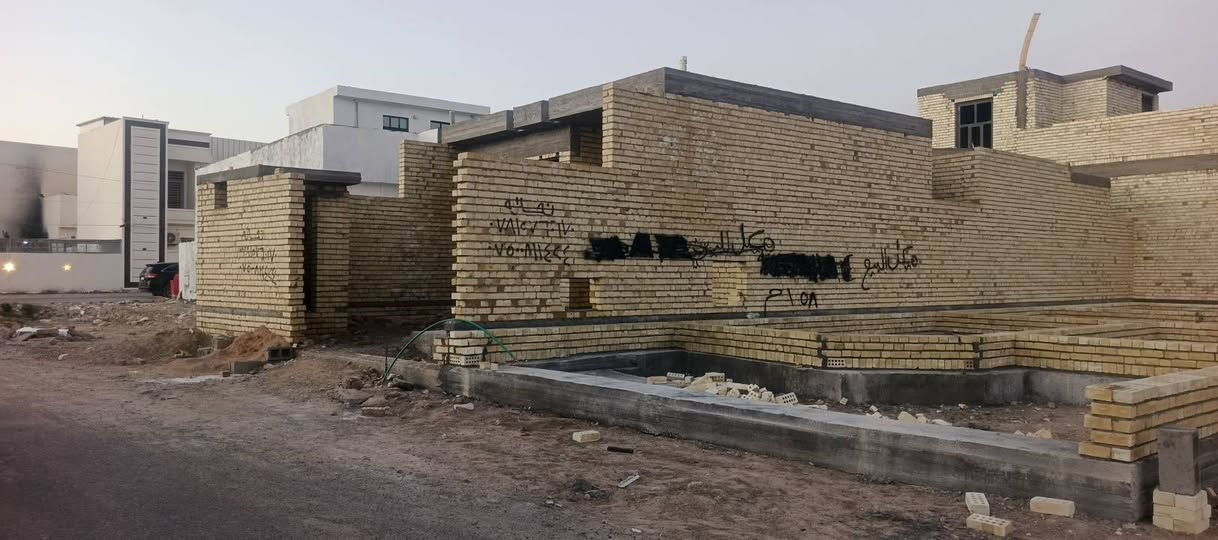 سلام عليكم ورحمه لله
يوجد دار هيكل للبيع 
المساحه 158 متر 
الوجه 7.5 ونزال 21
بناء حديث 
يتكون من غرفه نوم صاله حمام
مطبخ ستقبال مناور كراج صحيات
الدار بناء درجه اولى 
بجر طابو زراعي صرف سند 25 شرط التحويل
شارع الدار 10 متر نافذ على شارع 20 الرئيسي مال جامع فاطمه الزهراء (رض) 
موقعه 
#الفلوجه حي الجغيفي الثانيه قرب الجمعيه الحمره 
اي ستسفار الاتصال

***********
