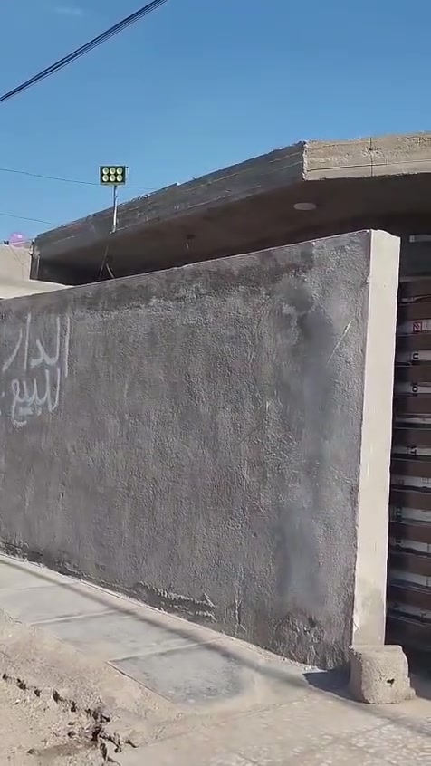 دار للبيع زراعي عقد 117 مساحه 200متر واجهه 11 وعشرين ونزال 18 يحتوي على غرف نوم عدد 2 وصاله كبيره ومطبخ واستقبال وصحيات 2 ومنور عدد 2 وكراج  السريدات الجديده المربع الثالث للاستفسار ***********
