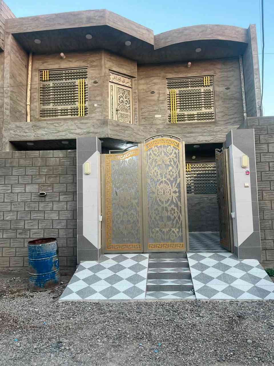 للبيع دار طابقين سند زراعي جديد 

المساحة ٢٠٠ متر

السعر ١٢٥ مليون وبي مجال 

الموقع - على شارعين من جهه - ١- حي الامير الزراعي - خلف الصيدليه الاولى ومن - ٢- خلف شارع الفرات

يحتوي على 

١- طابقين ٤ غرف نوم 

٢- صاله مفتوحه 
٣- استقبال 
٤- مطبخ 
٥- صحيات داخلية وخارجية 
٦- كراج  
٧- سيراميك جداري وارضي 
٨- سنة البناء ٢٠٢٥ 
مع ملاحظه -( نقص فقط ارضية الطابق الثاني)  

للاستفسار اتصل على *********** - ***********
