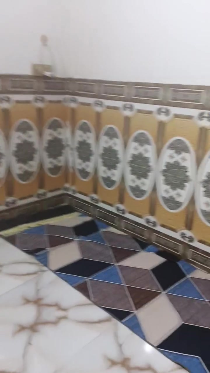 بيت كامل للبيع 
المساحة ٥٠متر  طابقين قرب الحزام الاخضر حي الساهرون شارع ١٥ على الساحة للاستفسار الاتصال على الرقم ***********
