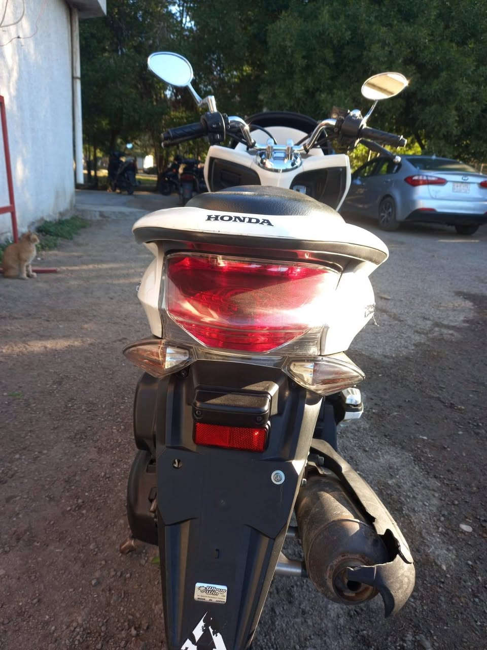 سلام عليكم pcx جيل اول ياباني 🇯🇵
دراجه جديده  
كفاله عامه كفر ومكينه وجيب وياك فيتر وافحص كله بلادي
حساس ستان حساس زدحام اشاير كله شغاله 
مكينه 150 
السعر 13 بغداد الشعلة 
رقمي ***********
