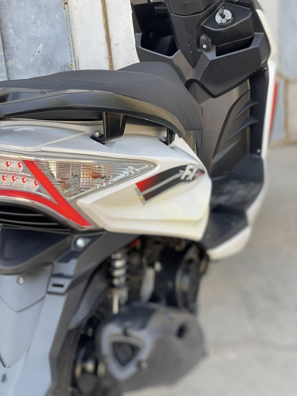 سلام عليكم
دراجه نوع سكنس FX صيني الجيل الجديد 
مواصفاتها
بريكات الخلفي بنز والامامي دسك
اضائتها الاماميه عدسات وبيها اضائه نهاريه
شلعتها قويه 
بيها بصمه وتشغيل عن بعد. 
2 دبلات خلفيه

الدراجه مداريها على ايدي وجديده كل 3 اسابيع ابدل دهن وصار 4 شهور من اخذتها ممشاها قليل استعمالي الها محدود دراجه جديده وحديثه اخذتها زيرو 
سعرها 1.100 مليون وميه وبيها مجال بسيط للشراي مكاني البصره
رقم. ***********.
