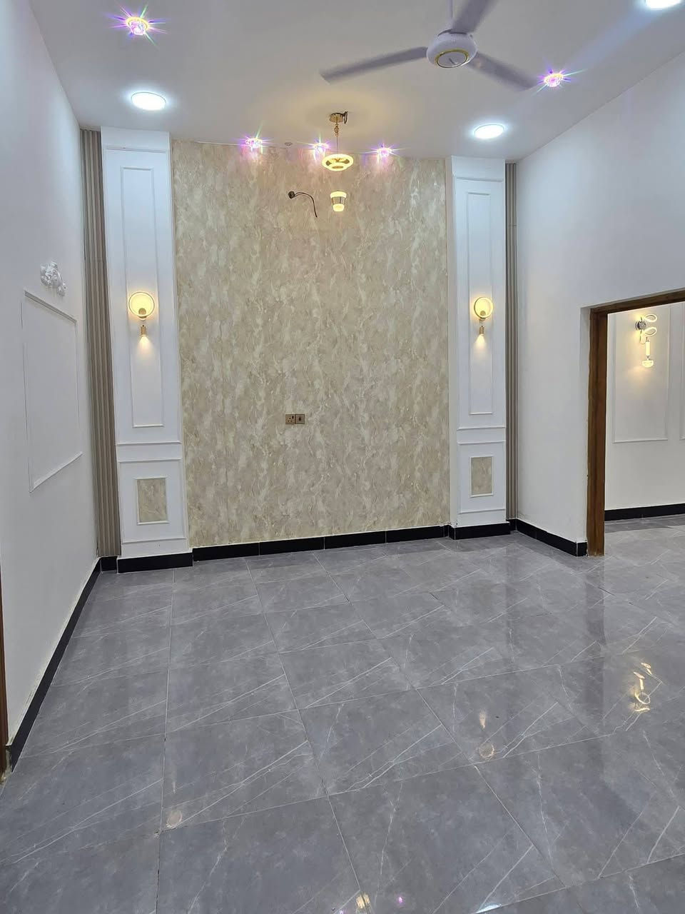 دار سكن للبيع ⛪️ بسعر بلاااش 
***********
#المساحه :: 150متر  بناء حديث بعده بل جيس

#يحتوي البيت على غرفتين نوم 
و ديوان 
و صاله 
و مطبخ 
و صحيات داخلي و خارجي و كراج سياره 
بيت كلش مرتب 

كافه الخدمات متوفره 

#جنس_العقار :: طابو صرف زراعي بأسم عراقي سند ٢٥ راعي

 لارض ساكن نفس المنطقه 

#العنوان بصره طريق سيد حامد قرب مدينة الاندلس السكنيه على شارع 10 متر مقرنص

#السعر 88 مليون   و بي مجال 

#للاستفسار الاتصال على الهاتف 📞📳
للعلم فارق جاهز للسكن تتكتب تسلم بيتك 
📳(***********))📳
