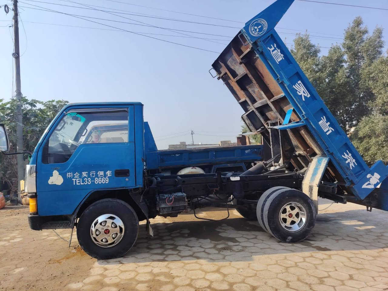 السلام عليكم كنتر عظم للبيع فحل بلادي قلاب شاصي وربع  محرك 108يعني 33 موديل 93 رقم بغداد مشروع وطني عنوان نجف كوفه ***********
