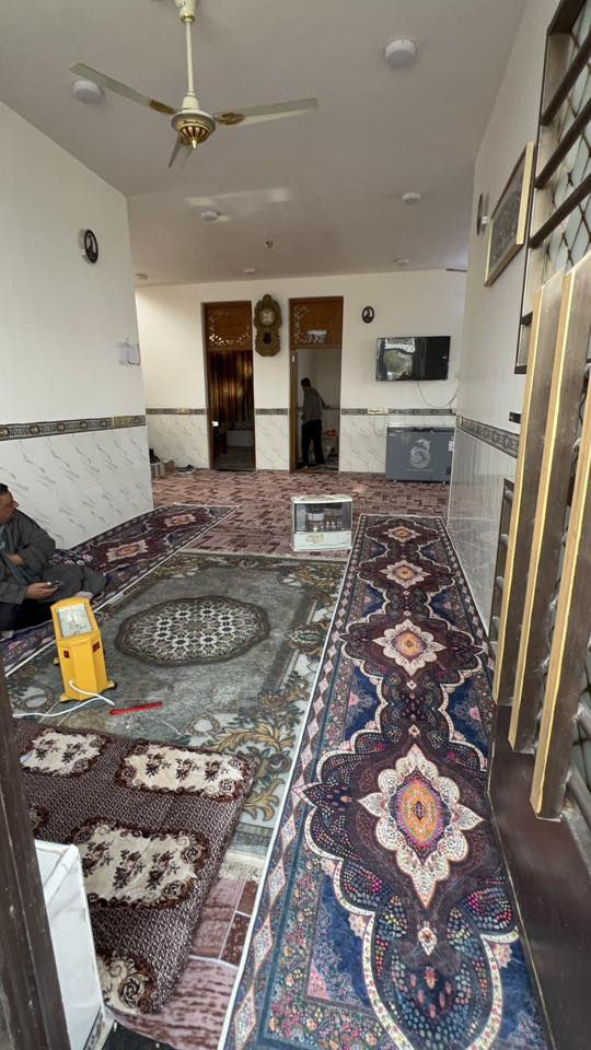 السلام عليكم بيتين للبيع اقرا المنشور جيداً قبل الاتصال بيت طابق واحد مع دونم ونصف مكون من ثلاث غرف نوم و مطبخ و حمام و استقبال و صاله 
2_البيت الثاني طابقين مكون من غرفتين وصالتين و استقبال و مطبخ و حمام و الطابق الثاني نفس الشي عوزه فقط بورك و جص فقط 
للاستفسار الاتصال *********** حمودي الغراني 
ابو يوسف ‭***********
