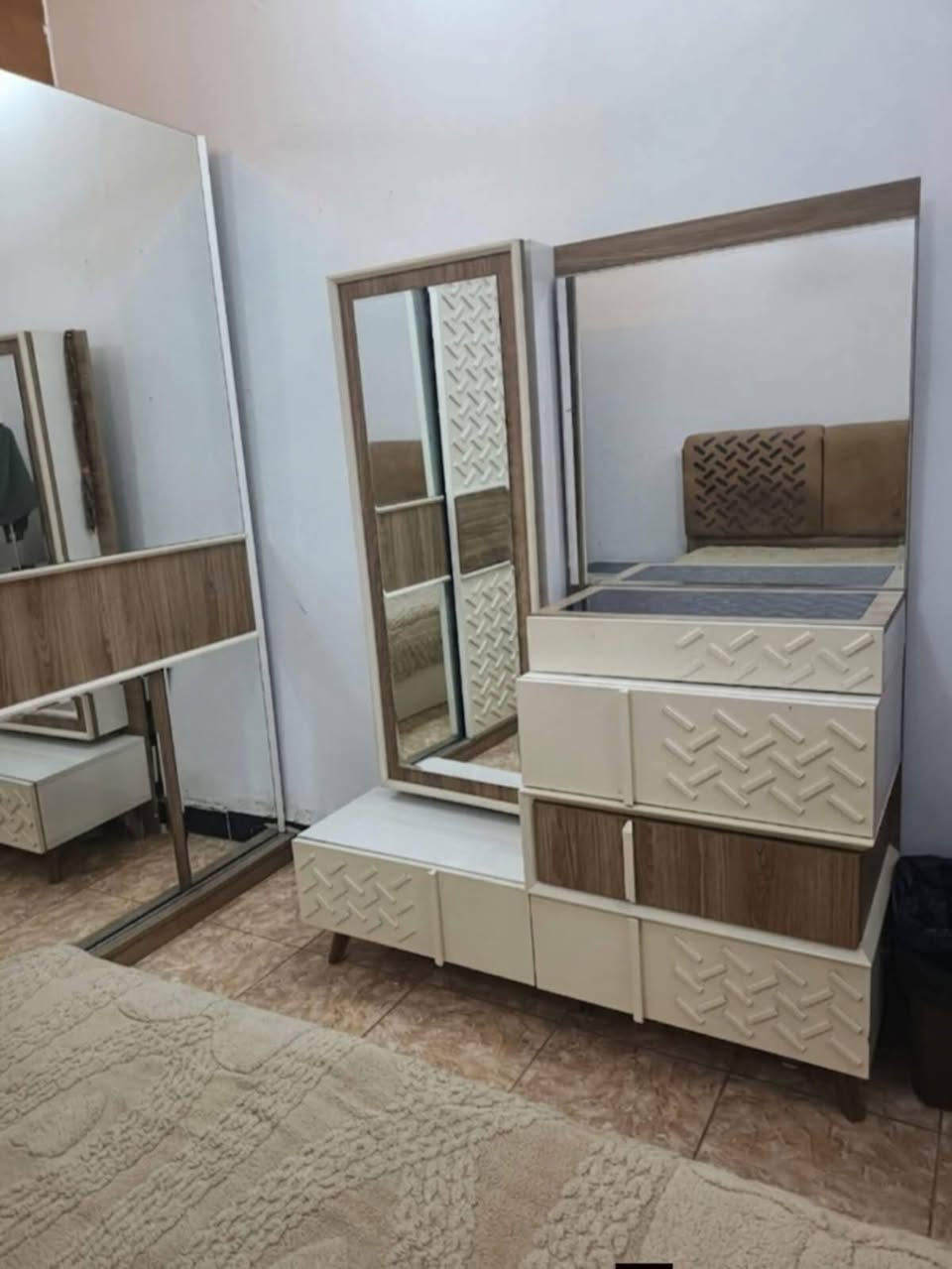 هاي خشب hdf الداخل والخارج 
صبغ حراري فرن 
٩ قطع 
اشتريتها من مول القاسم ب ٣ ملاييين ونص 
ثقيلة جدااا باب اول بدون اي ضرر
ونطوني ضمان 10 سنوات ماتتلف عجلات باب الكنتور السلايد 
بيها مخزنين تحت السرير وبالطابورية الطويلة 
وبيها لدات اضاءة بالميز تواليت والسرير والكومديا تثقيلة مو من هذا التركي السوگي يعني الكومدي اللي يم الجرباية ٢ يشيلوها يلة
وعنواني الامين الثانيه قرب جامع الرسول الفلكة المشجره
سعرها مليون ونص


**إذا كنت صاحب هذا الإعلان وتريد حذفه لأي سبب، رجاءا أرسل رسالة إلى الدعم الفني**