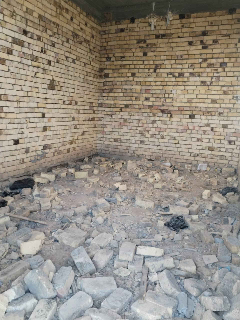 سلام عليكم بيت للبيع بنأء حديث غرفه وصاله ومطبخ واستقبال مساحتها 125 مكان البيت قرب المدرسه الحشد ***********
