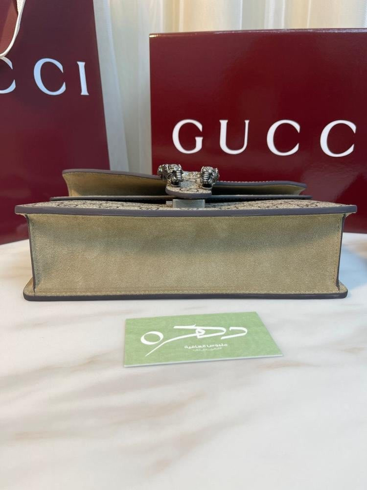 جنطة قوتشي انطي سعرك وبالعافية 

التفاصيل جوه كاملة لليحب يعرف كلشي عنها 

حقيبة Gucci Dionysus الأيقونية. 

تتميز هذه النسخة بتصميم يجمع بين قماش GG Supreme بلونيه البيج والأبنوسي مع تفاصيل من الجلد السويدي (الشامواه) باللون البيج الداكن. 

المميزات الرئيسية:

الإبزيم: مزينة بمشبك "رأس النمر" الفريد، وهو مستوحى من الأسطورة اليونانية للإله ديونيسوس.

الحمالة: تأتي بسلسلة حلقية متداخلة يمكن ارتداؤها بعدة طرق: كحقيبة كتف، أو كروس بودي، أو كحقيبة يد علوية.

التصميم الداخلي: تحتوي على جزء مقسم بفواصل لتنظيم الأغراض.

بلد الصنع: تُصنع هذه الحقائب في إيطاليا. 

المقاسات والخامات:

المقاس (صغير/Small): الارتفاع 13.5 سم، العرض 25 سم، والعمق 6.5 سم.

المقاس (متوسط/Medium): يتوفر أيضاً مقاس متوسط بأبعاد 28x17 سم تقريباً.

المواد: الجزء الخارجي من القماش المتين (Canvas) والجلد السويدي، مع بطانة من الشامواه والقماش. 

تعتبر هذه الحقيبة قطعة كلاسيكية صيفية خالدة من العلامة الفاخرة قوتشي.


**إذا كنت صاحب هذا الإعلان وتريد حذفه لأي سبب، رجاءا أرسل رسالة إلى الدعم الفني**