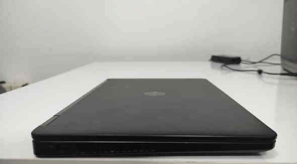 لابتوب Dell Latitude E5470 (Core i5 جيل سادس) - السعر 190 ألف
السلام عليكم ورحمة الله،
للبيع لابتوب ديل (Dell) موديل Latitude E5470، لابتوب فئة أعمال نظيف جداً وجاهز للاستخدام المباشر. الجهاز سريع جداً بفضل هارد الـ SSD ومنصب عليه ويندوز 11 وأوفيس 2016.
💻 المواصفات بالتفصيل:
 * الموديل: Dell Latitude E5470
 * المعالج (CPU): Intel® Core™ i5-6200U (الجيل السادس)
 * الرام (RAM): 8 جيجابايت (8GB)
 * كرت الشاشة (GPU): Intel® HD Graphics 520 (مدمج)
 * نظام التشغيل: Windows 11 (أصلي)
 * الشاشة: دقة 1366x768 (HD)
 * البرامج: مُنصب عليه مجموعة أوفيس 2016 (وورد، إكسل...إلخ)
✅ حالة الجهاز والملحقات:
 * التخزين (الهارد): هارد سريع جداً SSD بحجم 256 جيجابايت (يفتح النظام بثواني).
 * البطارية: ممتازة، تدوم حوالي 3 ساعات (حسب الاستخدام).
 * النظافة: الجهاز نظيف جداً ومكفول من أي مشكلة.
 * الملحقات: يأتي معه الشاحن الأصلي + ماوس هدية.
💰 السعر والمكان:
 * السعر: 190 ألف دينار
 * المكان: الناصرية - الشموخ.
للتواصل والاستفسار، يرجى إرسال رساله على الوات ساب 

0777 364 4026
