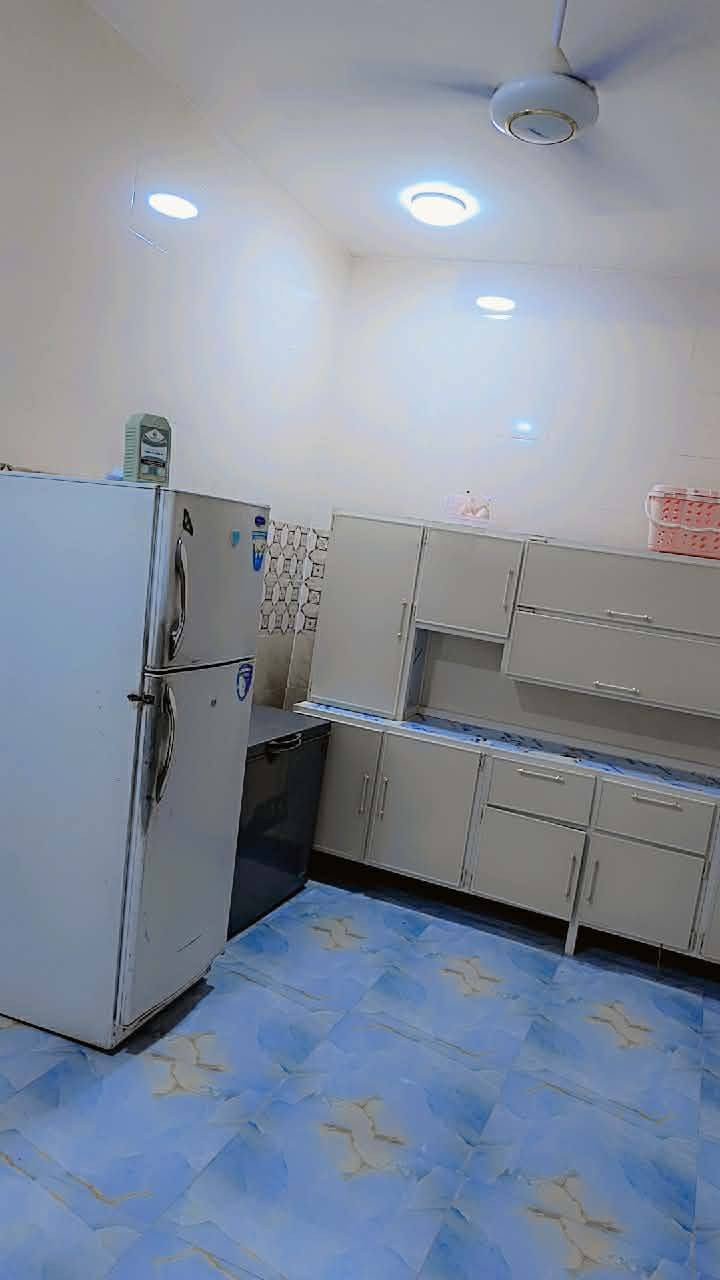 الدار للبيع المساحه 200متر طابو زراعي سند 25 بناء حديث طابوق السقف صب كونكريت يتكون من غرف نوم ثنين وستقبال وصاله ومطبخ مجمع صحي خارجي وداخلي وطارمه وممرات داير البيت الموقع حي السجاد على طريق المعاره الفرع الكافتريا قرب المولده عرض الشارع 8م السعر 65 بي مجال بسيط 
أي استفسار إتصال على الرقم التالي واتساب ***********
أو مراجعة مكتب ابو زهراء التميمي شارع المواكب مقابل حسينية الخزرج
