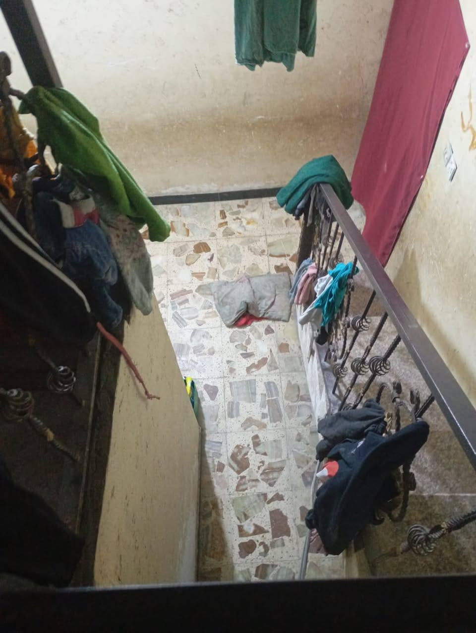 ///يتوفر بيت للبيع //المساحه 90/// طابقين // المكان ابو خستاوي شارع سيد علي يتكون البيت من غرف نوم عدد2صاله مطبخ كلدور حمام داخلي وصحيات بره وطارمه صغيره واجهيت البيت 5متر
بيت مرتب  بس عاوزه ترميم ارجع وكرر البيت عاوزه ترميم
ملاحضه البيت يبعد عن الشارع التبليط 500متر ملاحضه ثانيه مشروع المجاري والتبليط بل باب مال بيت بيت مناسب وحلو باقي التفاصيل الاتصال ع الرقم ***********
