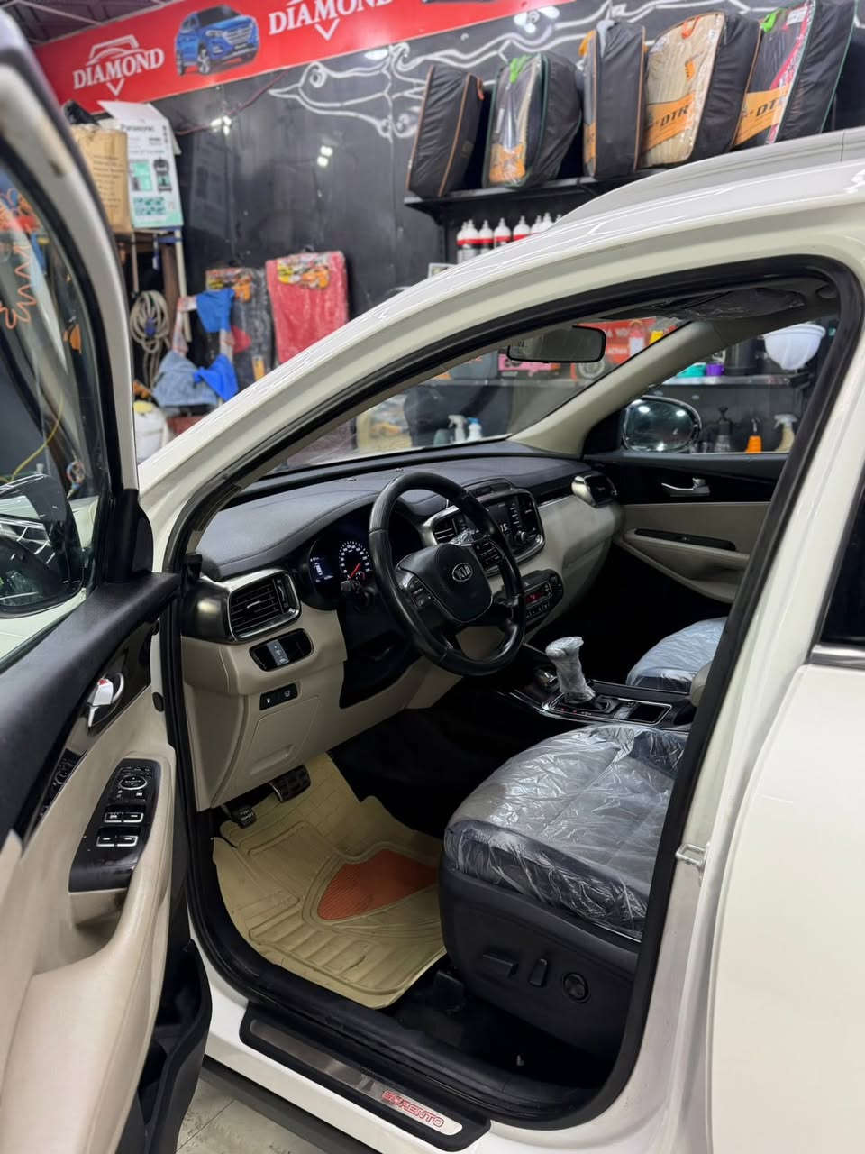 سورنتو 2020 رقم بصرة تحويل محرك 6 سلندر السيارة كفالة عامة عدا شخط بسيط وطخه مامبينه كير مكينه مكفول مواصفاتها حساسات امامية خلفية كامرة صندوق كهرباء 
بصمة كشنات كهرباء وباقي المواصفات المعروفة سعرها 268 وبيها مجال بسيط 
رقمي ***********
