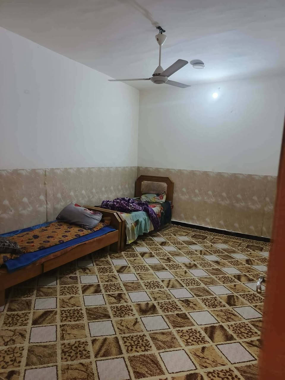 يعلن مكتب الكرعاوي اللعقار بيت اللبيع المساحه 160 متر زراعة سند 25 خلف حي الحضارة غرفتين وصاله مطبخ واستقبال تصال ***********
