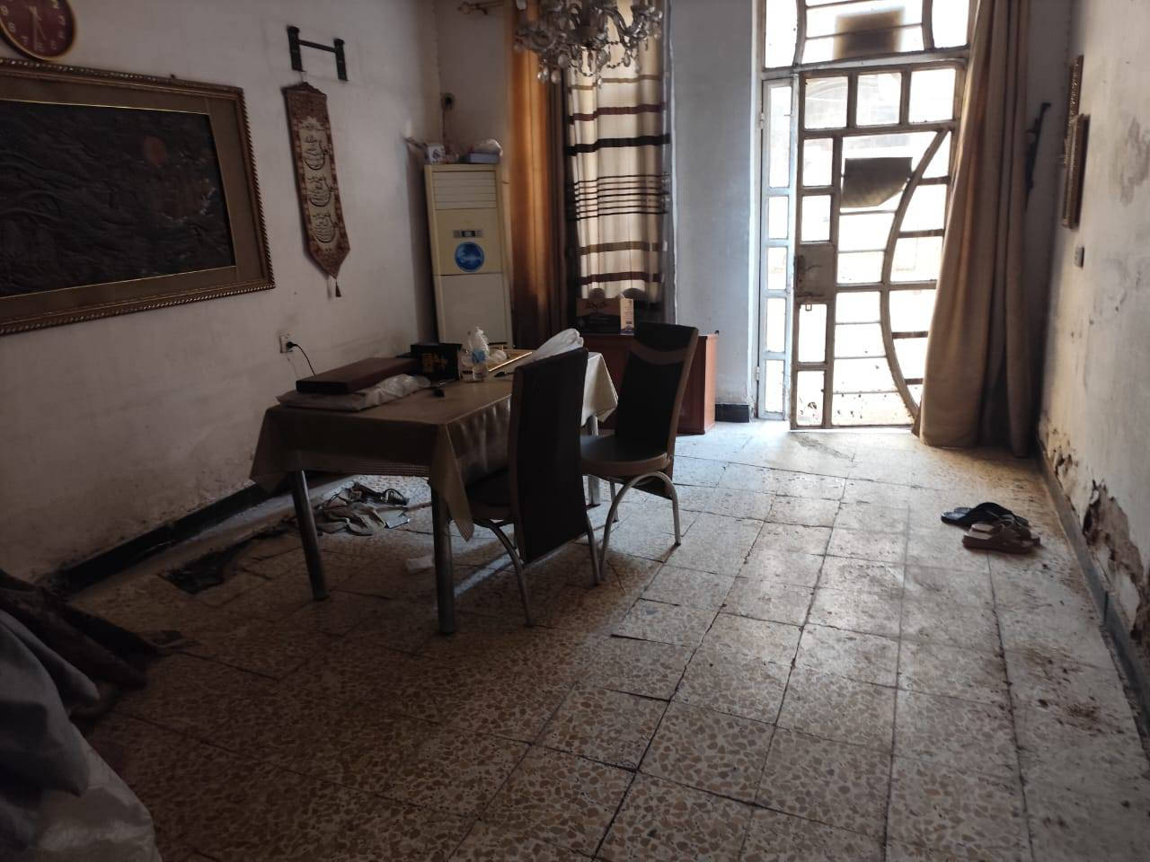 دار ١٨٠ زراعي طابقين للبيع
في منطقة حي تونس افاق شارع شهاب 
صالة ومطبخ وحمام وغرفة نوم واحده بالطابق الأرضي 
غرفتين نوم وحمام وحولي بالطابق الثاني 
وسطحين 
السعر  ٢٦٠ مليون
للإستفسار الاتصال على الأرقام 
***********
***********
او مراجعة مكتب العبيدي للوساطة العقارية قرب مدرسة فهمي سعيد
