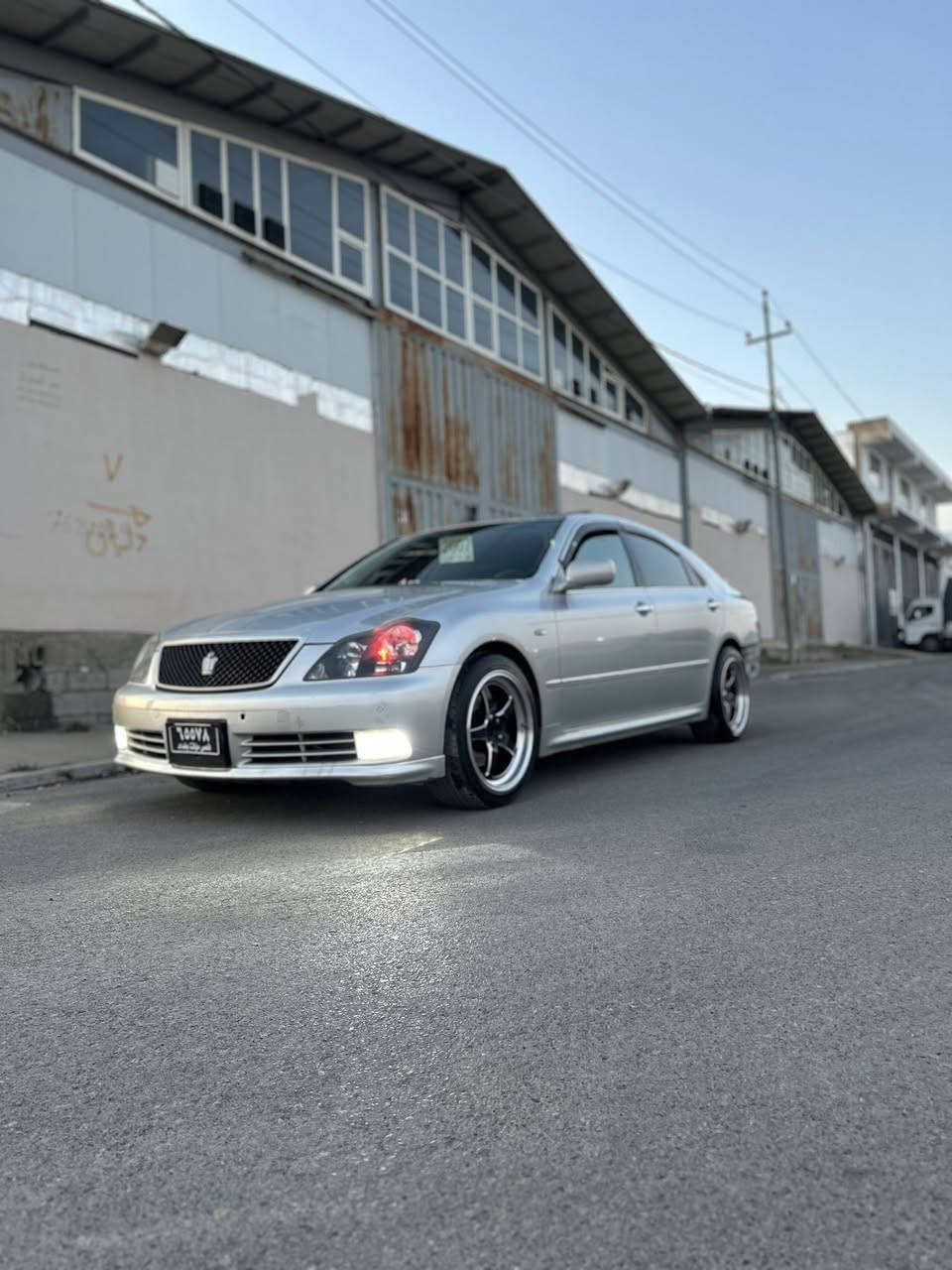 شاهينه ١٨٢مووس٤دووگمه و سلايت ناوره ساسي شتيكي نمونه ئه ته نها دووپارچه بؤياخي ئه وروپاي هه يه سه ياره كه هه رچى جوانكارييه بؤي كراوه به س له سايه قيكي كه مه  نرخي ٧٠گه لاو مه حالكي كه م تيبيني كؤديشي هه يه واته كؤدكراوه.  له گه ل ريزم بؤئه دمين ***********
