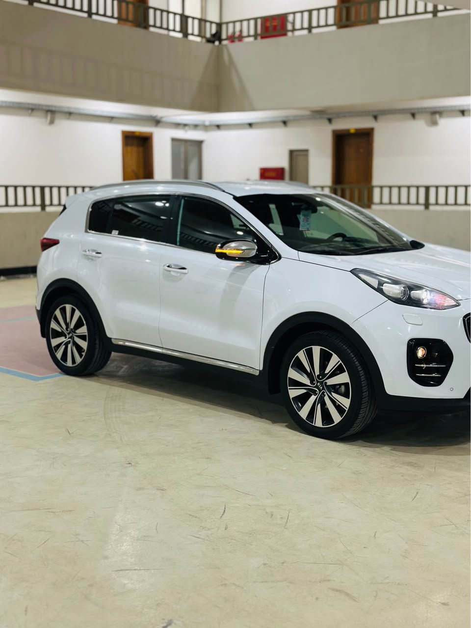 سلام عليكم 
كيا سبورتج خليجي مديل 18(ماشيه 84)
رقم اربيل دولي سنويه هزه جديده
تحويل او وكاله بشرط،
 كفاله عامه ضربه صبغ تبديل بارد 
حساسات اماميه خلفيه 
شاشه تاب كامره خلفيه 
مري شفط،
داخل حمصي 
مكينة دوش 2000
مكان سياره بصره 
طويسه قرب محطه وقود ⛽ 
لارسا
ه/*********** البصرة, العراق
