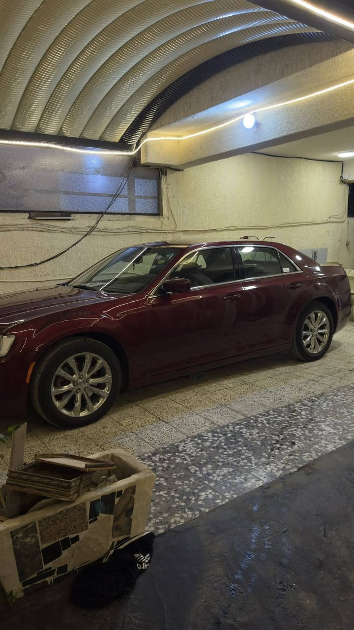 كرايسلر C300 اوباما
مديل 2016 لون كرزي شذرة  
فول موصفات عدا البانوراما دخل جلد اسود بصمة صاج اسود ملكي شاشة Apple CarPlay وليس شاشة عاديه تحكمات ستيرن كامله مقاعد تحكم كهرباء ميموري خزن مقعد و تدفئه بل مقاعد 
كير ماوس طيارة 8 نمره نضام AWD مانع تزحلق كروس مثبت سرعة سستم سماعات Alpine تبريد قطعتين لايت زينون عدسه عالي ناصي 
ويل كروم قياس 18 يدات ابواب و شباك نيكل
بصمات العدد 2 و سبير و عده كامله منازله
محرك 3600 المسافة المقطوعة 88 ميل 
السيارة نضيفة جداً استخدام شخصي جاهزة من كلشي مابيها اي نقص و عليها ادامه كامله 
وارد كندي الضرر جالملغ خلفي ايسر و ربع الجنطة الخلفية بدون ايرباك و دواخل و بل عراق بيها تبديل باب خلفي و صبغ جماليه اثر شخوط السونار مرفق مع المشنور و صور حادث كندا 
رقم شمالي اربيل دولي تحويل مباشر 
السعر 193 و بي مجال 
العنوان بغداد السيدية
 للتواصل ‭0783 893 6707‬
وتساب ***********
