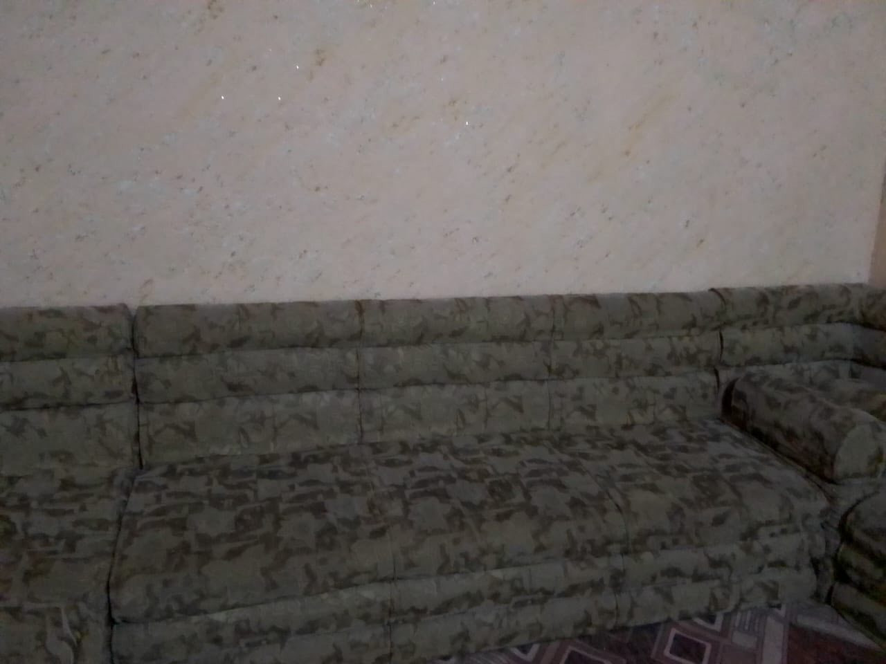 قنفات او ديوان يكفي 15 نفر استخدام نضيف للبيع بسعر 300 الف للاستفسار اتصال ع رقم *********** عنوان بصره تنومه
