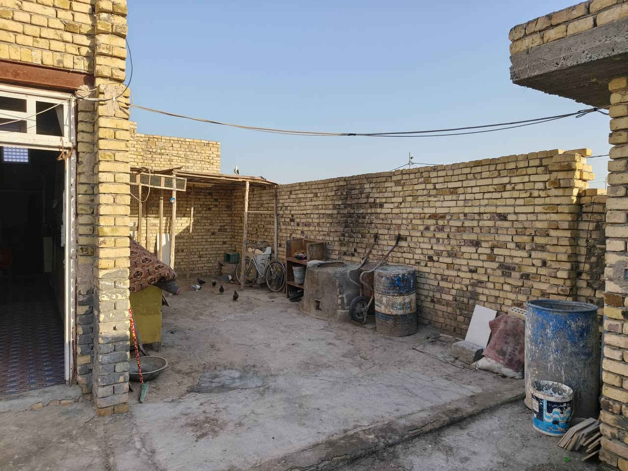 بيت للبيع مجمع نبيل على الحولي مساحه 245متر سقف عكاده 
يحتوي على
غرفتين4*5
صالة5. 4*9
مطبخ4*3
استقبال4*10 بعده ماكامل
صحيات داخلي وخارجي 
البيت نقوصاته مبينه بالصور 
للاستفسار ***********
