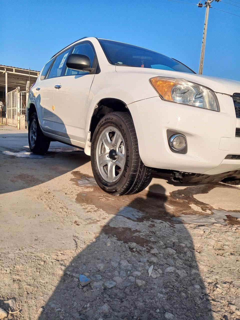 سلام عليكم للبيع تويوتا RAV4 موديل 2011 وارد امريكي  بيه قطعتين السياره جاهزه من كلشي كير محرك تخم تاير حداديه جاهزه من كلشي تادفئه تبريد رقم اربيل رقم جديد سنويه جديده السياره تحويل ثاني يوم  معروضه ب 137 وبيه مجال  مكان السياره واسط العزيزيه  الخاص مغلغ رقم صاحب السياره ***********
