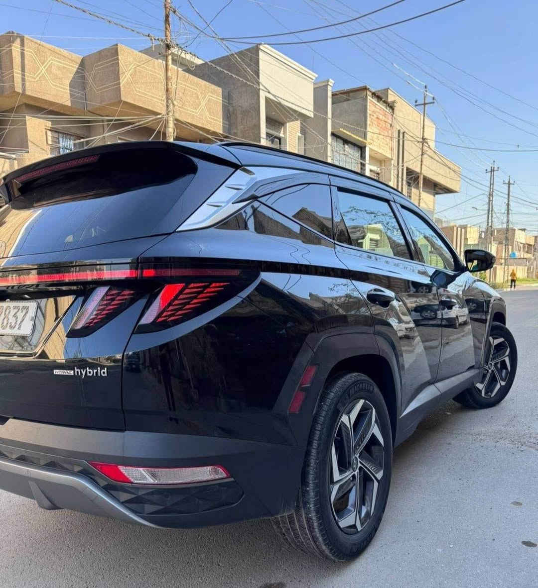 توسان موديل 2023 
فول مواصفات واحد على واحد 
بانوراما خمس كامرات 180 
رادارات امامي خلفي جانبي 
كشنات تدفئة وتبريد 
تحكم يموت تقدم ورجوع 
وارد امريكي حادثها فقط بنيد دون داخل وطخة بسيطة 
صوره الحادث بالمنشور 
سعرها 179 وبيها مجال 
ماشيه 33 
*********** بغداد, العراق
