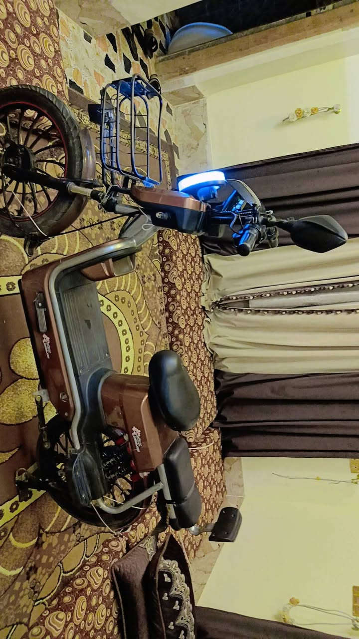 السلام عليكم ورحمة الله
موديل 2025 موطور شحن 5 بطاريات ما صار شهر من حطيتهن ونضافه كدام عينك  90/100 وياه شاحنه وياه بصمه عدد 2 وتشغيل عن بعد لايت اصلي نشره خلفيه بريكات امامي وخلفي مكلف بل نشر              250 وبي مجال 
‏‪***********‬‏
