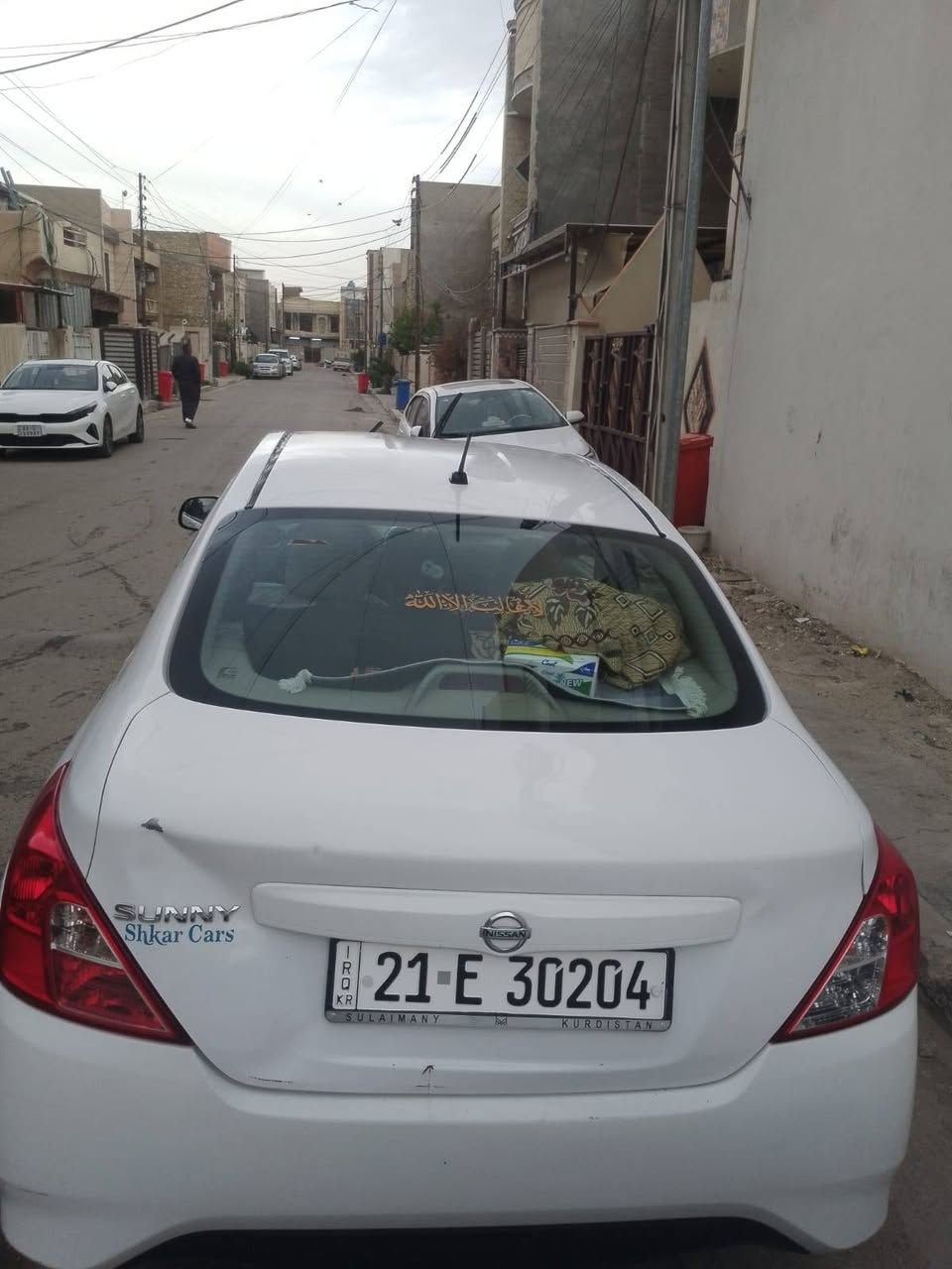 سلام عليكم نيسان سني 2020 ام البليته الزرقه ماشيا 65الف حقيقي  السياره بعدها جديده ما متعوبه  صدرها جديد قبل شهر سويتا شاشه تبريد ثلج تدفئه خير من الله .
هزة جديده سنويه ل31 باسمي 
مكفوله من الصبغ والتبديل بيها طخات 2 موضحات بل الصور السياره عارضها 107 وبيها مجال بسيط
مكلف بنشر ***********
