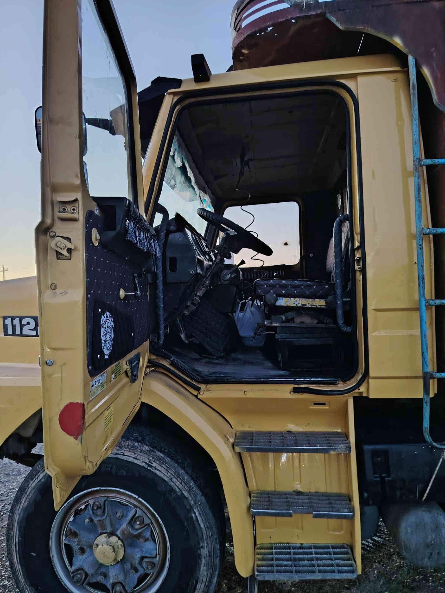 سكانيه للبيع112جاهزه من كلشي محرك مجفت جديد وبنب ونوزل جديد تخم تاير جديد سبيرات ثنين داخله هزه مشي معامله رغم نكلبزي رغم الهاتف***********
