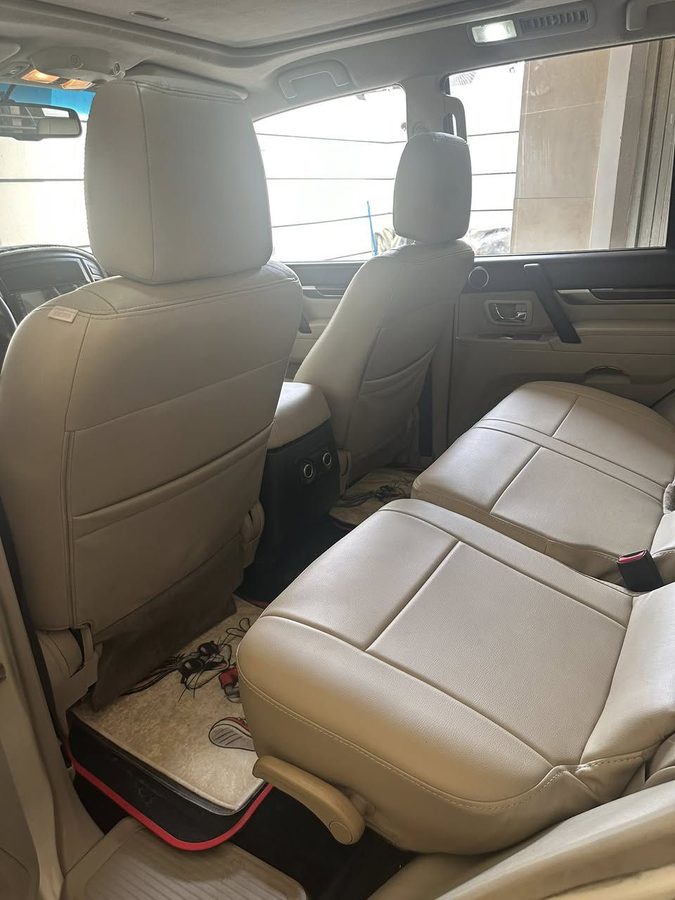 السلام عليكم للبيع باجيرو2010 حبتور 3800
السياره خير من الله مناقصه شي مكاني بغداد حي الاعلام السعر 152وبيه مجال 
***********
