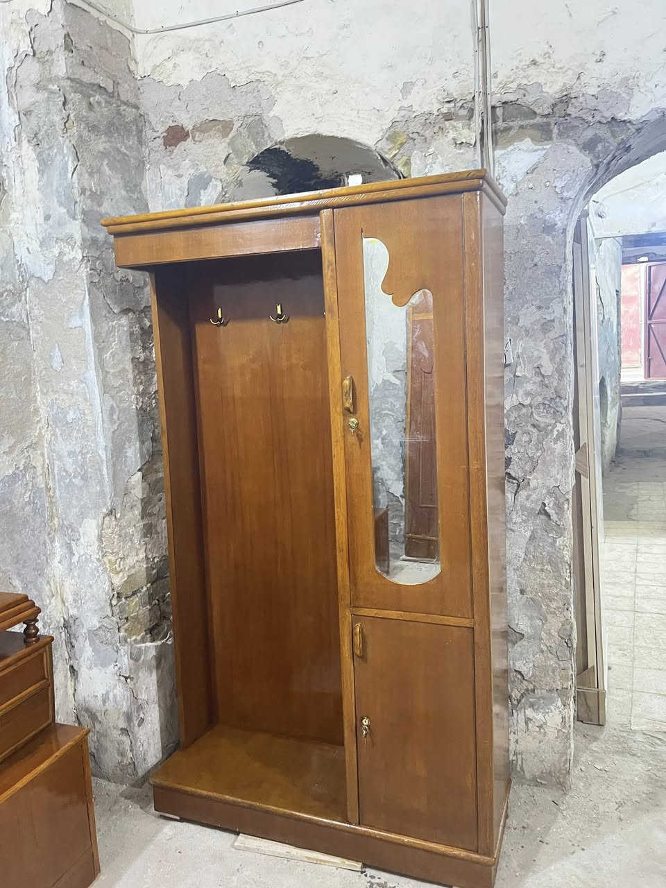 سلام عليكم غرفه نجاره صاج تزكام داخل خارج صاج ثكيله مستخدمه نظيفه السعر ١
٧٥٠ العنوان الحله ***********
