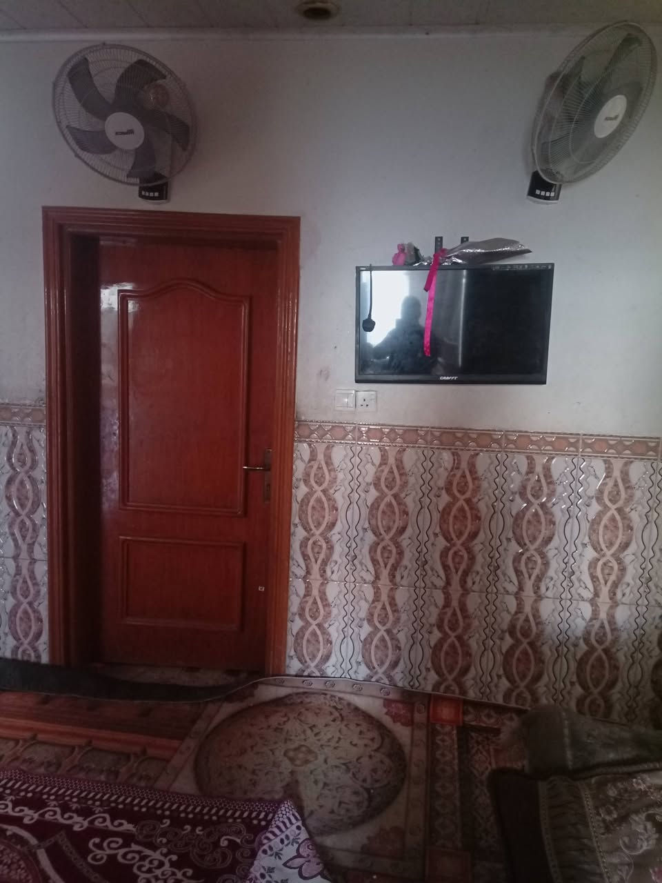 عقارات ابو مصطفى العبودي 
دار للبيع حي #المــكرمه ثاني بيت عن شارع #الطاقه التجاري 
#موقع مميز جداً 
بناء  نضيف 
#المساحه/ 86 متر 
 مربعه واجه 7 اله ربع 
#طابق واحد يحتوي ع غرفه نوم وصاله ومطبخ واستقبال وصحيات داخليه وخارجيه 
#للستفسار مراجعه عقارات ابو مصطفى العبودي 
*********** مصطفى العبودي 
موقع #المكتب/ ،حي المكرمه شارع الطاقه بجانب مطعم سيد سعد
