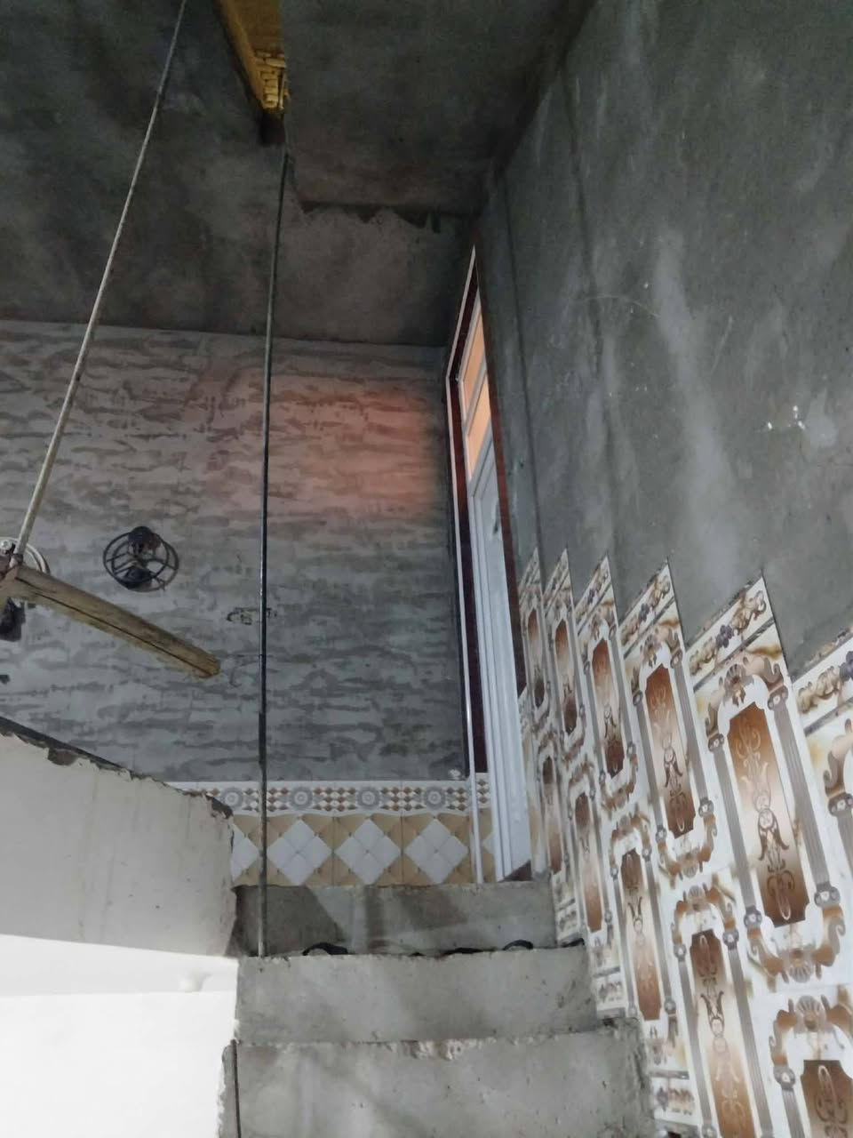 سلام عليكم مشتمل  للبيع  في حي الامام رضا قرب مركز صحي (مستوصف) مجاور مجمع ابن طعمه يوجد خدمات ماء كهرباء انترنيت ضوئي +تبليط ومقرنص طابق الاول كامل طابق ثاني عوزه لبخ وبياض فقط ويوجد مدارس عدد (6) قريبه ابتدائيه للبنين وللبنات ومتوسطه للبنين وللبنات واعدايه للبنين وللبنات و مدرسه صينيه كامله 
وقبل مراوس ب قطعه مساحه 200م في فلاحيه حي الامام رضا حي جامعه حي سياسين لل استفسار ***********واتساب وشكرا لكم...
