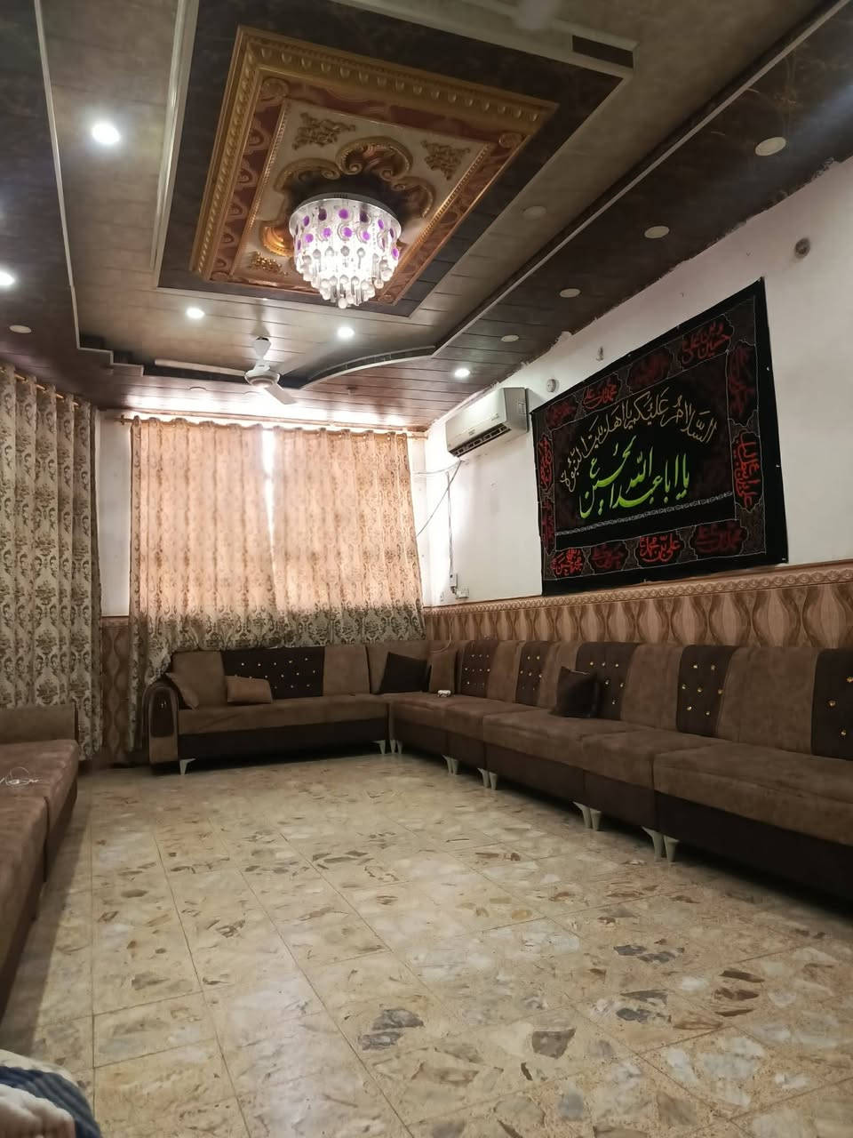 بيت للبيع قرب منظمه الحسن مساحه 150 متر كونكريت اربع غرف نوم استقبال كبير 7 ×  8 مطبخ كبير البيت فره نضيف السعر 260 قابل للتفاوض  للاستفسار الاتصال ***********
