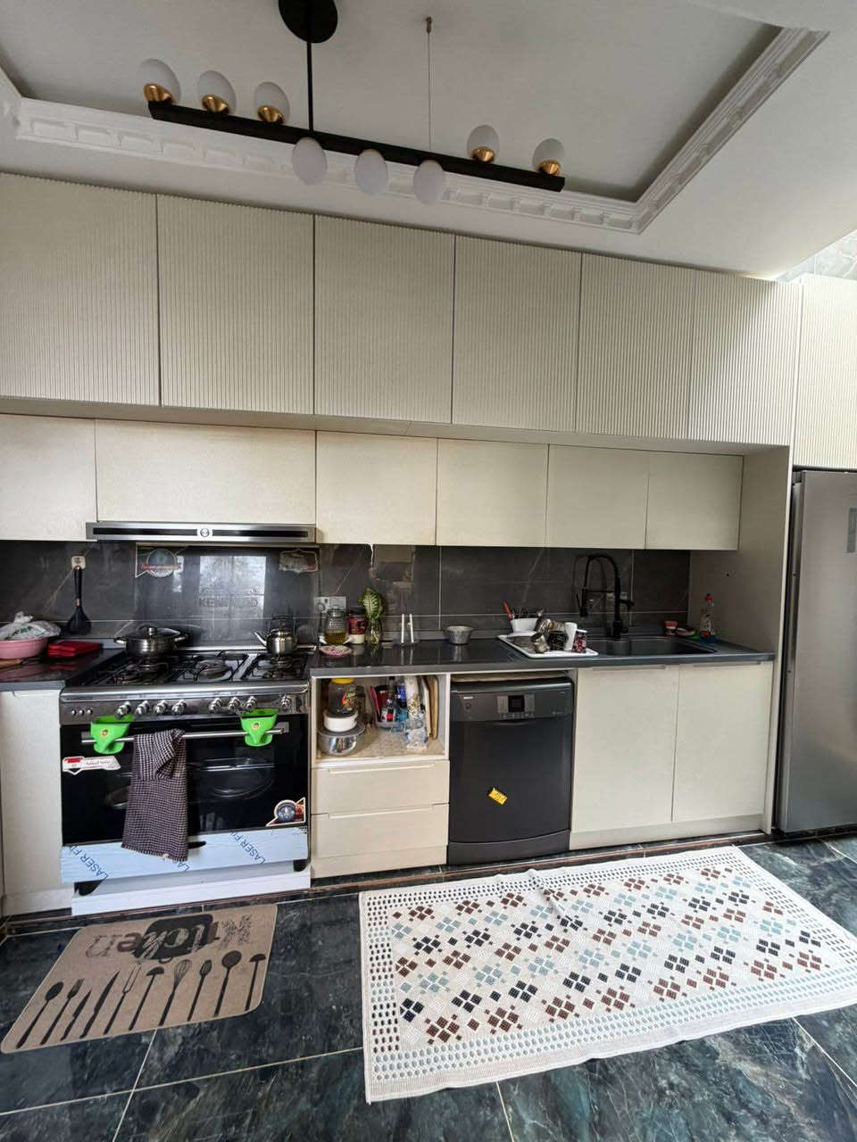 منزل للبيع في هيوا ستي طابو صرف
بيت فخمى راقي وموقع مميز ركن 
 وتفاصيل مختلفة عن كل بيوت 
ديكورات و جمال داخل هاذا البيت روعة 
العنوان طريق كوية مقابل مجمع فلوريا ستي  
  بناء ملكي 
مساحة 198متر طابقين 
تنباع ويا الاثاث وبدون اثاث 
يتكون من 
5 غرفه نوم 
و استقبال 
هول داخلي 
مطبخ حار وبارد
كراج + حديقة

#احمد_للعقارات 
للتفاصيل اكثر اتواصل: *********** أربيل, العراق
