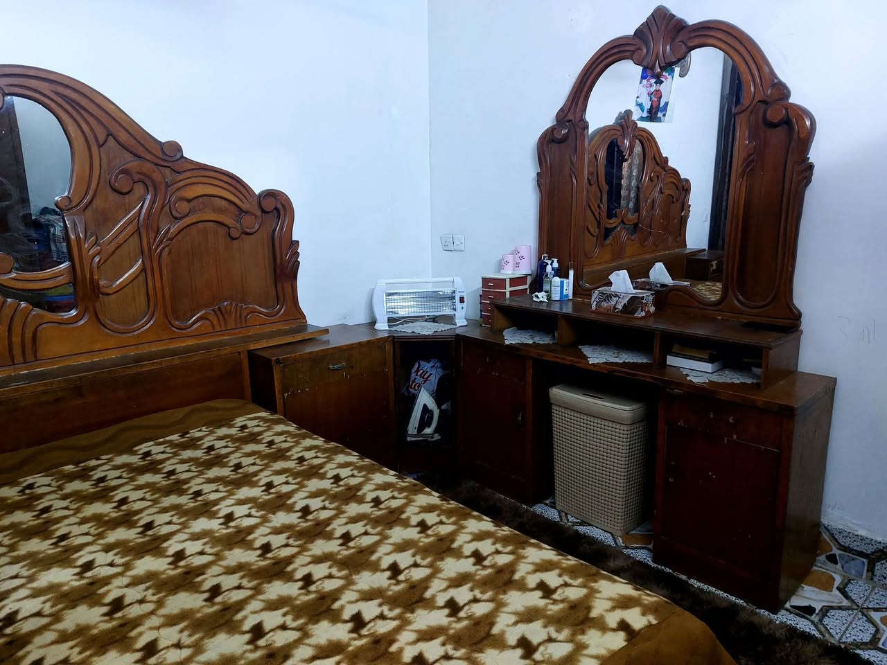 غرفه نوم مستعمله نظيفه صاج 
٤٠٠ .   بغداد حي القاهرة 
***********
