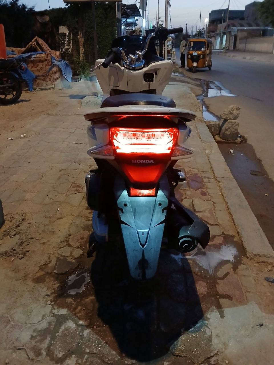 السلام عليكم
PCX

 جيل ثاني ياباني جي اف موديل 2018
ماشيه 23 ألف مكفولة كفاله عامه 
مكاني مسيب سدة الهنديه 
***********
