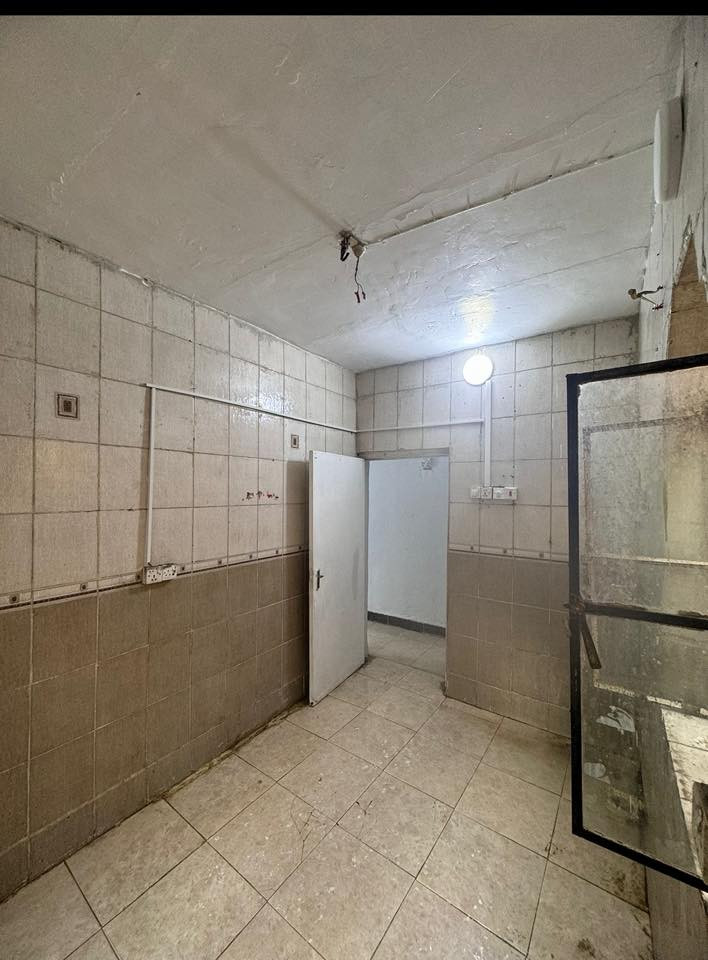 مشتمل ارضي يحتوي على كراج وغرفه كبيره بداخلها غرفه صغيره ومطبخ وصحيات في الجمعيات شارع التربيه خلف الافراح للسياقه ومقابيل مدارس الفارابي للبنين 
للاستفسار على هذا الرقم واتساب فقط ***********
الاجار المطلوب 600 وقابل للتفاوض يصلح عائله  صغيره او مخزن
