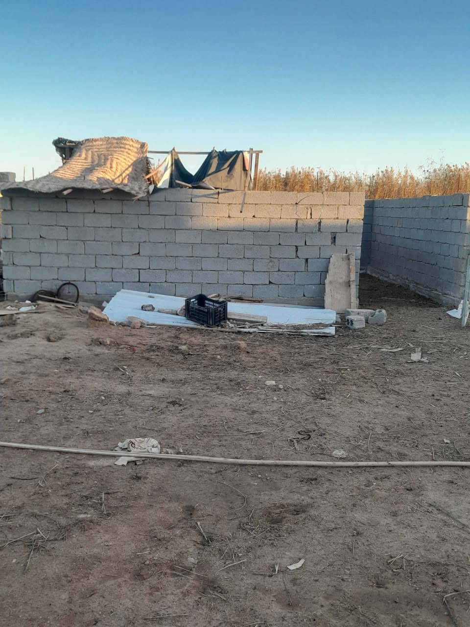 ٢٣٠٠ متر بي  بيت هيكل كونكريت مسبح محصر حلال مزروع جديد السعر ٩٠ مليون نهاية بزل مطشر ***********
