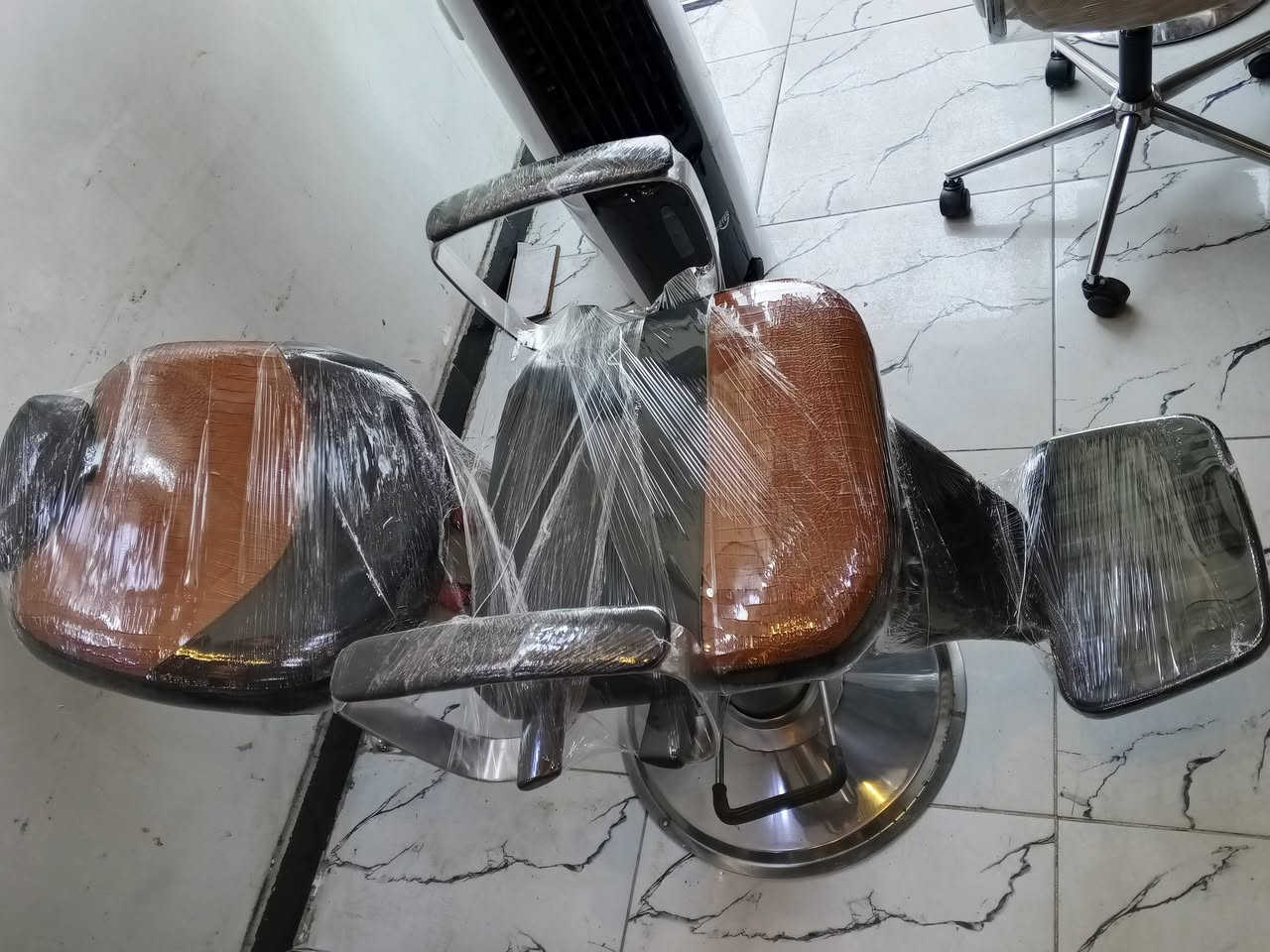كرسي حلاقة استعمال قليل جدآ عنوان بغداد مدينه الصدر ***********
