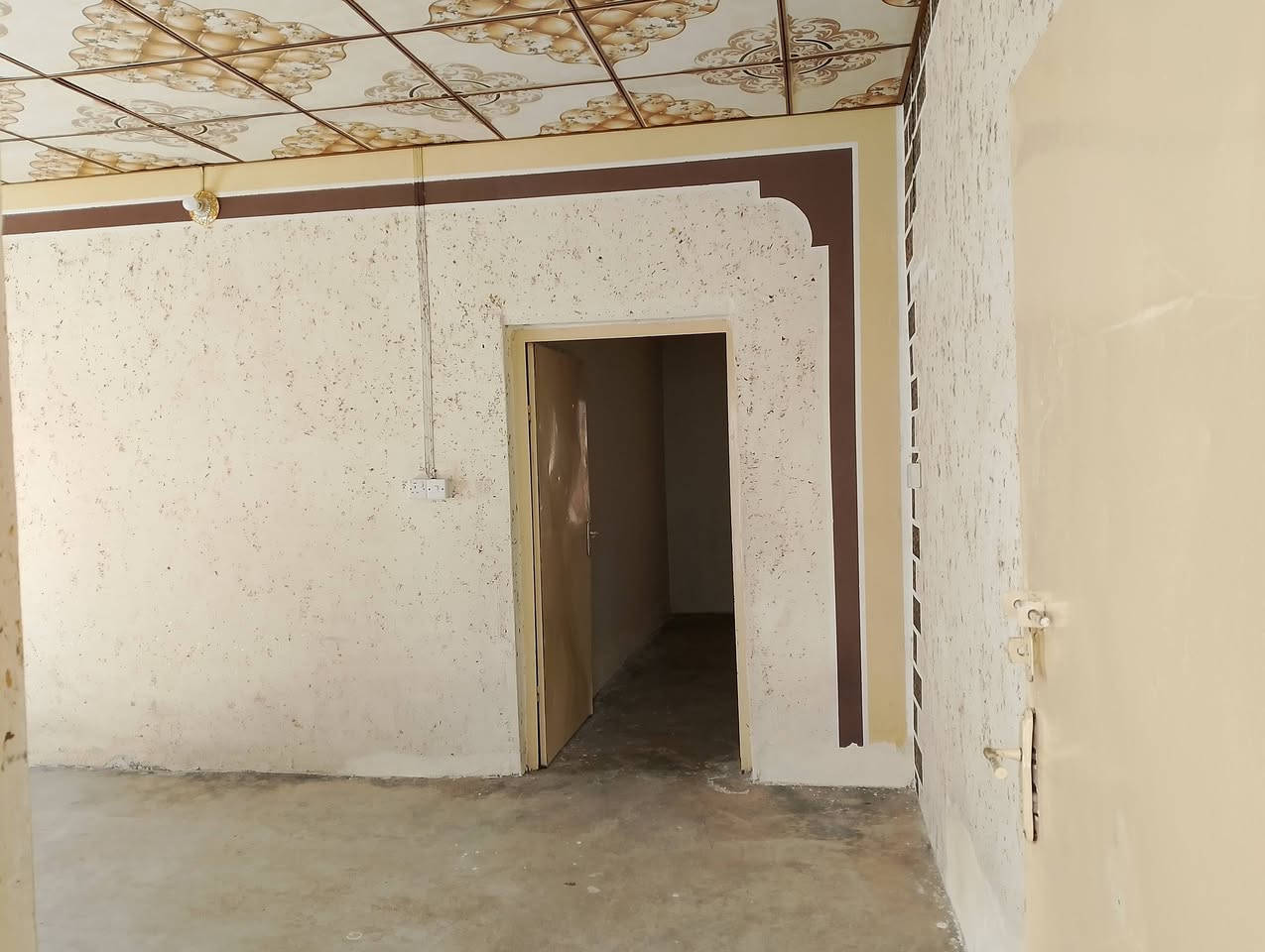 بيت للأيجار البوابه قرب الشارع العام
***********
