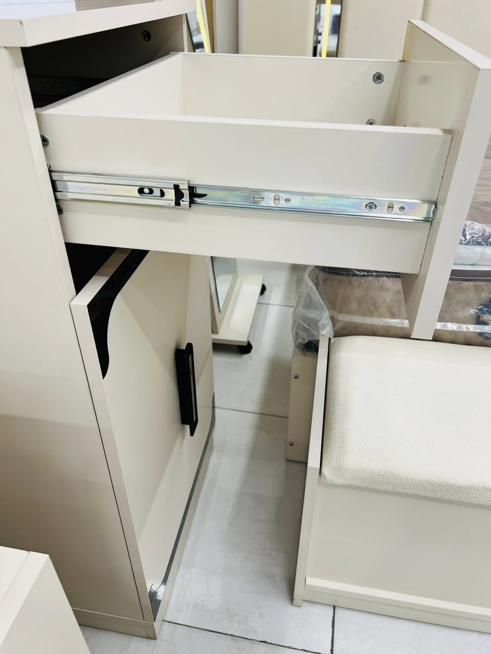 ماهان 10 قطع
مفرد : 1،500،000 
مواصفاتها:
• ظهر بلوك 9 ملم 
•سجة سل ستيل ثلاثية

•الكنتور مترتين و40سم 
•ملحق80سم 
•رتفاع مترتين 20 سم
•الجرباية والكومديات مترتين 86 سم
•الميز تواليت متر و10 سم

***********
