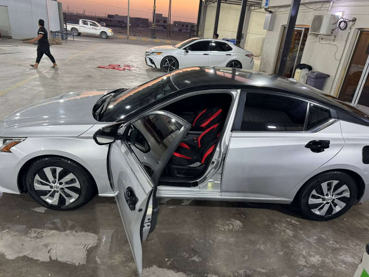 نيسان التيما موديل 20 ضرر الجاملغ الخلفي ماشيه 77 والباب فقط امعير سعرها 150 وبيها مجال 
***********
