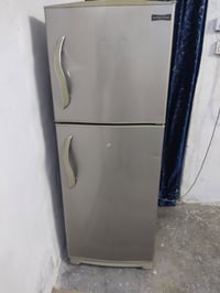 للبيع ثلاجه نضيفه جدا سعر 150 الف مكان بغداد تواصل على رقم 07741558458