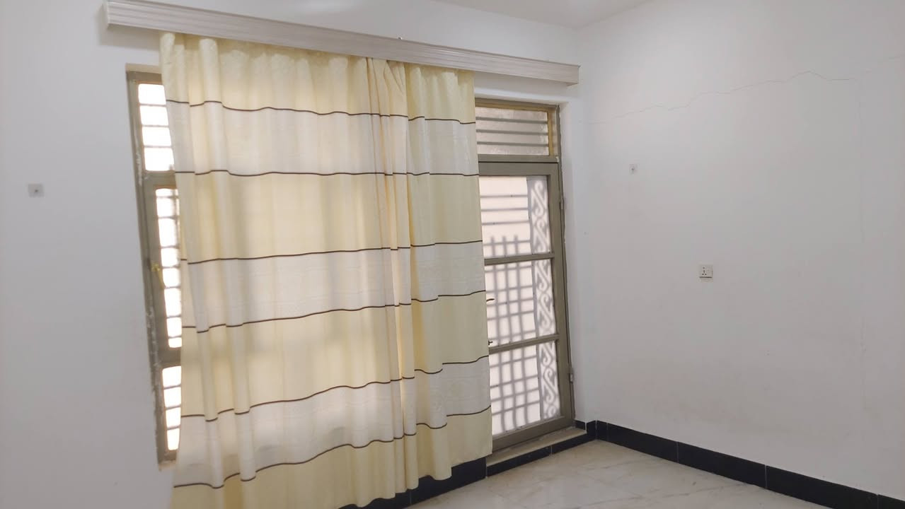 دار للبيع خلف كراج بغداد ركن على ساحه بناء2024
 مساحة 188م واقع حال 88م بالطابو طابقين 
الطابق الاول 
أستقبال9*4 
كراج 8*4
مطبخ 4.5*4 
صاله 8*4 
غرفه 5*4 
مجمع صحيات داخلي وخارجي مع ممر ومنور
الطابق الثاني 3غرف نوم
 غرفه 8*4 
غرفه5*4
غرفه 4*4 
صاله 5*6
 ومجمع صحيات مع مخزن في الطابق الثالث البناء درجه اولى طابوق كورنكريت مرمر فول مواصفات السعر 230مليون مع المجال
***********رقم صاحب الدار
