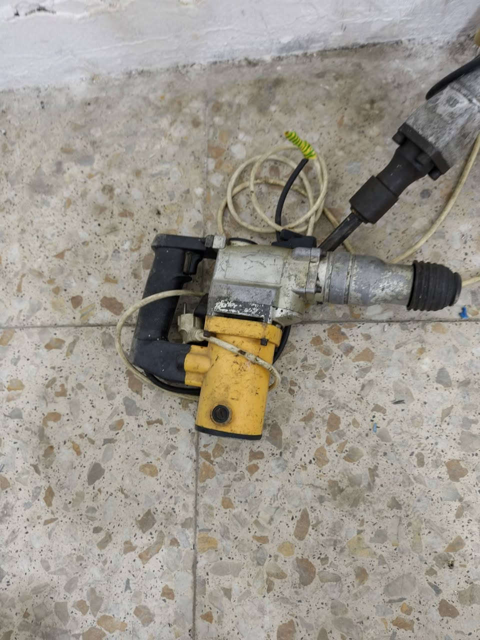 سلام عليكم دريلات البيع اصليه وشغاله كسار عدد 1 همر 1 قشط عدد 1 البيع مكاني بغداد الاتصال ‏‪***********‬‏
