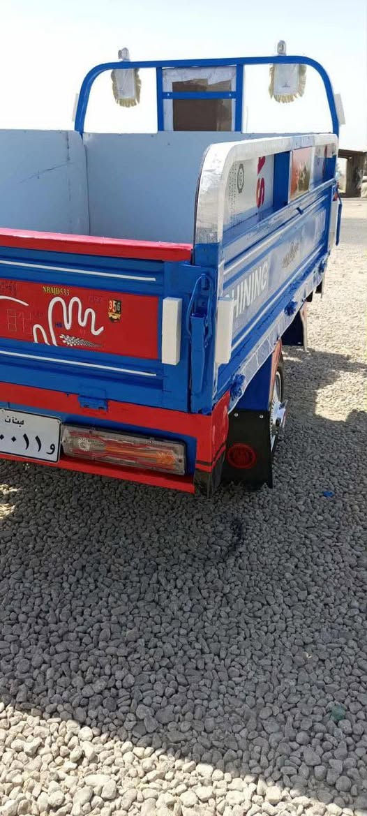 السلام عليكم ورحمة الله وبركاته ملاحضه الصور قديمه قديمه دراجه خير من الله مال شغل موديل 2018محرك جديد صارله شهر من شاده مكلف ب النشر الولد عارضهة ب 1400 وبيها للشراي مال شغل اوراق اصولي مدفوع گمرك ***********
