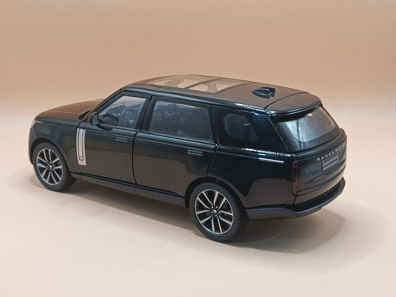 RANGE ROVER. SV2022. 👑
🌍-المجسم قياس 1/24....

🌍-تفتح أربع ابواب وصندوق وبنيد 

 وفتحة البنزين....

🌍-مرايا السيارة تنطوي....

🌍-اصوات وإنارة سستم كامل....

🌍-العجلات تدور وي الستيرن....

🌍-بانوراما في السقف....


**إذا كنت صاحب هذا الإعلان وتريد حذفه لأي سبب، رجاءا أرسل رسالة إلى الدعم الفني**