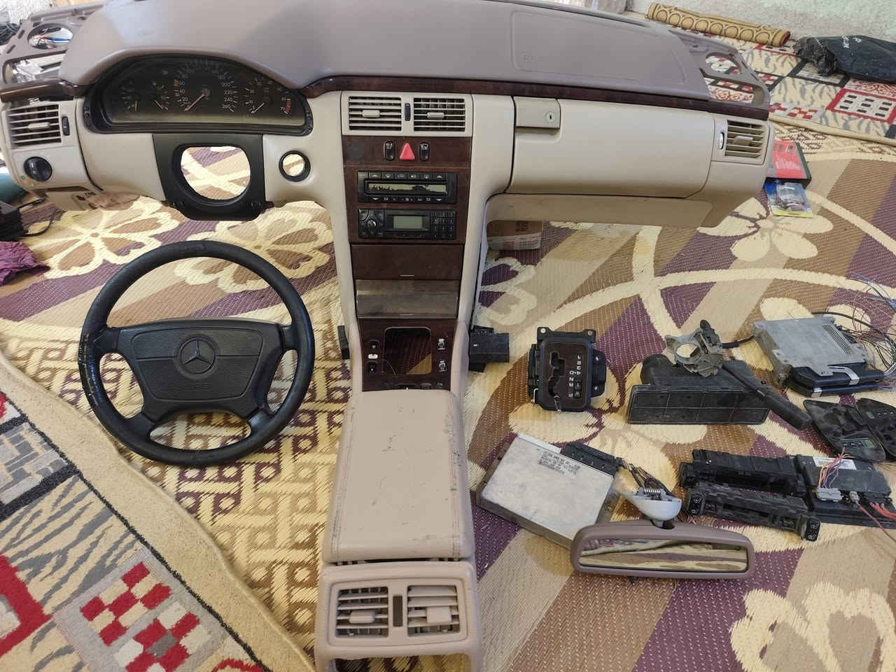 دشبول مارسدس ام عيون مع الفرس والدركه السوده كما في الصوره سعره 300الف الفرس السوداء الواحده 50.الف  وبيها مجال يده مال كير صاجية 50 الف مرآية داخليه 25 هذا رقمي ***********
